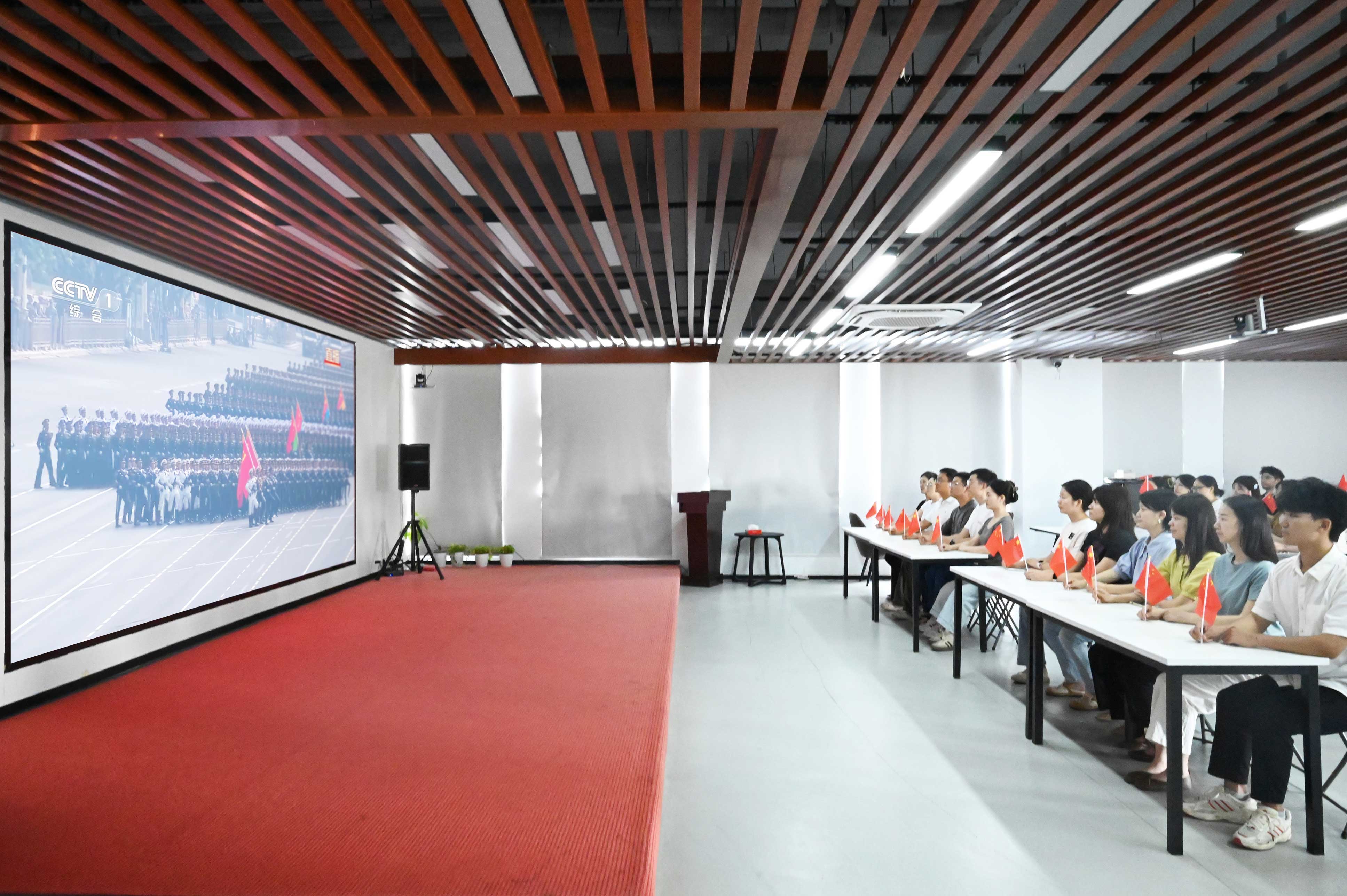 銘記歷史 愛(ài)黨愛(ài)國(guó) | 宏英組織員工觀(guān)看九三閱兵盛典